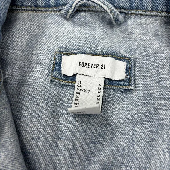 Forever 21 Distressed Cropped Denim Jacket Medium Light Wash Frayed Hem Womens - Picture 10 of 10